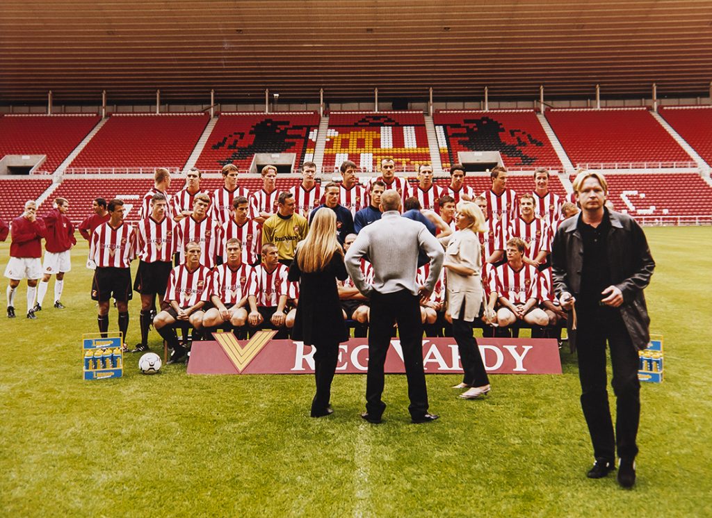 SAFC – TEAM PICTURE DAVID AND TEAM SORTING OUT POSITONS
